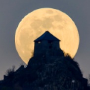 La pleine lune derrière le château de Salgó. (Photo : MTI/Komka Péter)