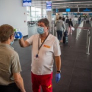 Contrôle de température des passagers à l'aéroport international Budapest-Liszt Ferenc (Photo : MTI/Balogh Zoltán)