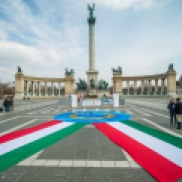 A l'occasion de la Journée de la liberté sicule (10 mars), une cocarde géante aux couleurs hongroises et sicules a été installée sur la place des Héros à Budapest afin de soutenir l'autonomie du Pays sicule. (Photo : MTI/Balogh Zoltán)