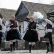 Le festival de Pâques de Hollókő a été annulé cette année mais les membres de l'ensemble de danse folklorique local ont perpétué la tradition de "l'arrosage de Pâques". (Photo : MTI/Komka Péter)